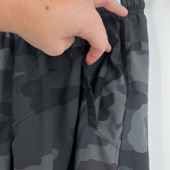 RVCA yogger training mens shorts small camo - Picture 4 of 7